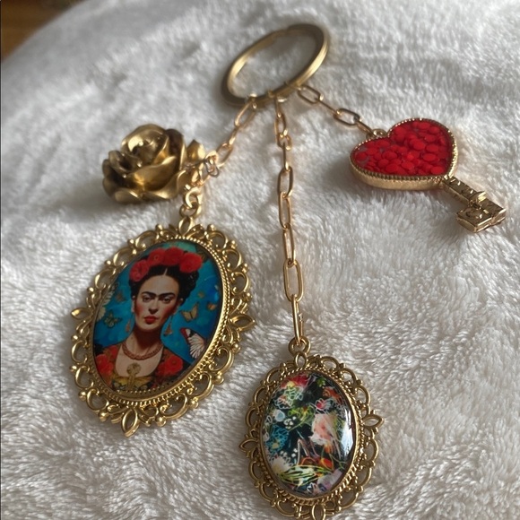 Frida Kahlo Gold BAG PURSE CHARM RED FLOWER FRAME KEY VINTAG - Picture 2 of 6